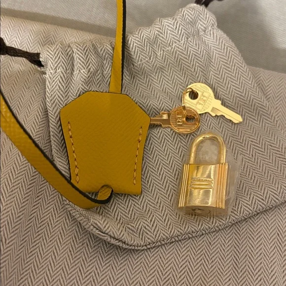 NEW Yellow Crossbody Fashion Handbag ❤️ - Picture 7 of 8